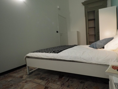 Stanza in affitto in appartamento con 7 camere da letto a Torino
