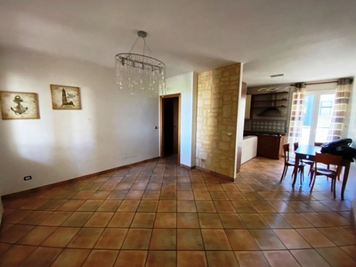 Trilocale in Via Taranto 4, Casamassima, 1 bagno, garage, 80 m²