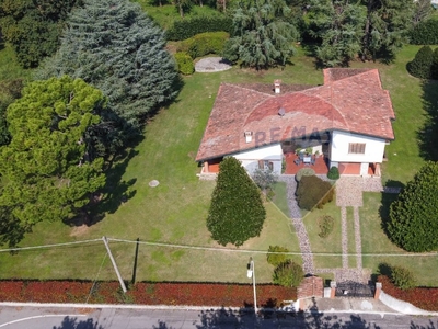 Villa a Castel Rozzone, 4 locali, 2 bagni, giardino privato, con box