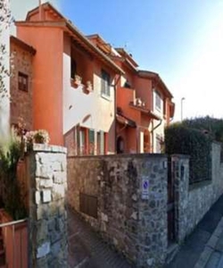 Villa a schiera in Via Pio la Torre, Greve in Chianti, 6 locali