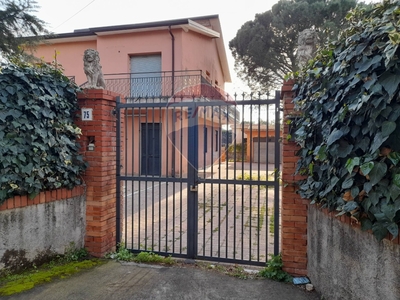 Villa in VIA DELLA RESISTENZA, Pedara, 8 locali, 2 bagni, con box