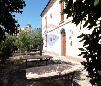 Villa in Via Nicola Guardiagrele, Chieti, 10 locali, 5 bagni, con box