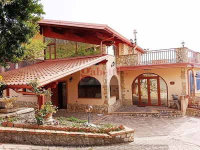 Villa singola in Via V. Emanuele 58, San Vincenzo La Costa, 10 locali