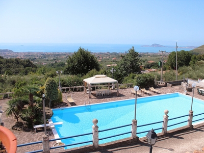 Villa Bice con piscina vista mare