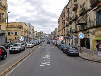 Attività commerciale in Affitto a Napoli, 700€, 60 m²