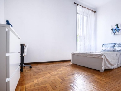 Camera in affitto in appartamento con 5 camere da letto a Milano