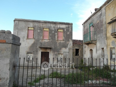 Casa Bi/Trifamiliare in Vendita in Località San Saba 5 a Messina