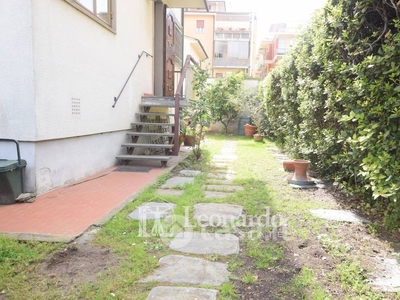 Casa Bi/Trifamiliare in Vendita in Via Francesco Baracca 61 a Viareggio