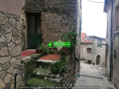 Casa indipendente con terrazzo in via concezione, Mercogliano