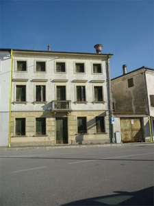 Casa indipendente in Piazza Martiri della Libertà, Susegana, 12 locali