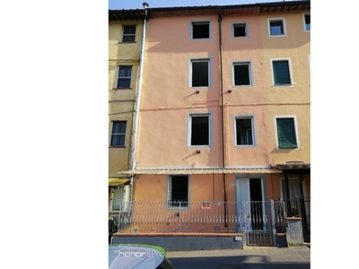 Casa indipendente in vendita a Lucca, Zona Nozzano San Pietro