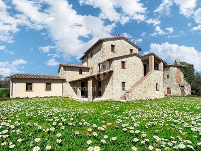 Rustico a Todi, 28 locali, giardino privato, 550 m², ultimo piano