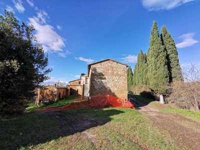 Rustico casale da ristrutturare in zona Montefollonico a Torrita di Siena