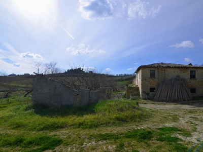 rustico / casale in vendita a Appignano del Tronto