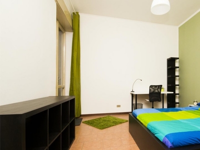 Stanza in affitto in appartamento con 3 camere da letto a Solari, Milano