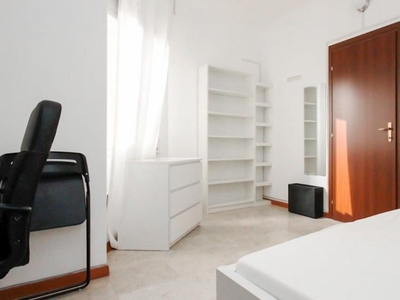 Stanze in affitto in appartamento con 6 camere da letto a Milano