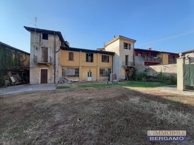 Terreno con giardino a Azzano San Paolo