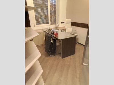 Ufficio in Affitto a Monza, zona Centro storico, 1'300€, 70 m², arredato