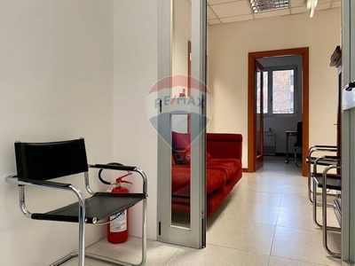 Ufficio in Affitto a Parma, zona San Leonardo, 1'150€, 197 m²
