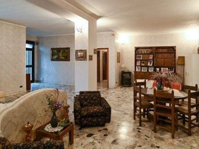 Villa in Vendita a Roma, zona Romanina, 649'000€, 550 m²