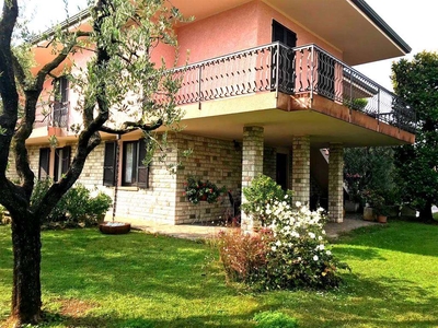 Villa in zona Raffa a Puegnago Sul Garda