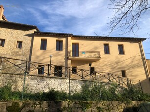 Casa indipendente di 250 mq a Montegallo