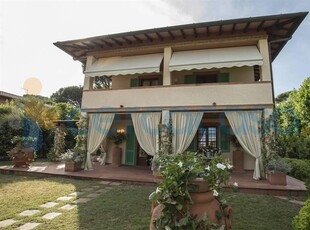 Casa singola in ottime condizioni, in vendita in Via Donati, Forte Dei Marmi