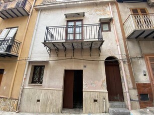 Rif. 1498 Intera palazzina su tre livelli mq 120 circa