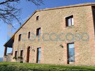 Rustico casale in ottime condizioni in vendita a Urbino