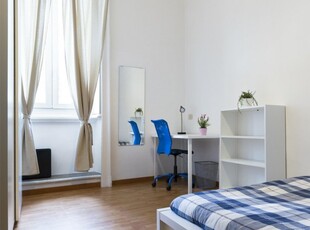 Stanza in affitto in appartamento con 3 camere da letto a Risorgimento, Milano