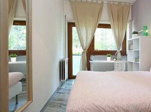 Stanza in affitto in appartamento con 6 camere da letto a Roma