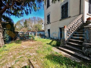 Villa da ristrutturare, in vendita in Via Di Moriano 180, Lucca
