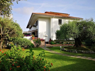 Villa in Via Degli Uffici Finanziari in zona San Leonardo , Arechi , Migliaro a Salerno