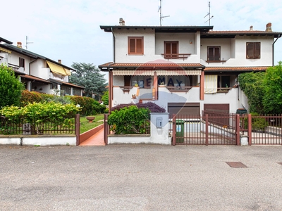 Villa con terrazzo a Gudo Visconti