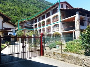 Appartamento a Borgofranco d'Ivrea, 6 locali, 3 bagni, 737 m²