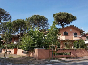 Appartamento in vendita a Milano Marittima, trilocale al piano terra con giardino e posto auto