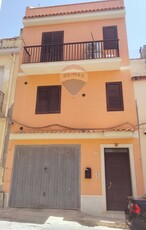 Casa indipendente in Via Fiume, Rosolini, 5 locali, 2 bagni, con box