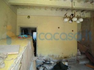 Casa semi indipendente da ristrutturare, in vendita in Via Della Chiesa, Capannori