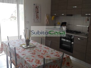 Casa Semi Indipendente in Affitto a Chieti, zona Chieti Scalo Zona Villaggio Mediterraneo, 275€, 85 m², arredato