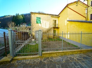 Casa semindipendente a Tornolo, 4 locali, 1 bagno, giardino privato