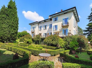 Elegante villa storica con giardino all'italiana a un passo dal lago di Como in vendita