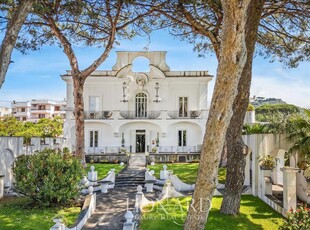 Eleganza Settecentesca sul Miglio d'Oro: Residenza di Lusso di 1600 mq in 1,8 Ettari di Parco