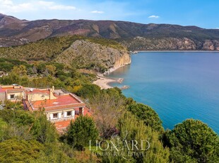 Esclusiva dimora di charme con ampio giardino privato e incantevole portico in vendita in provincia di Salerno