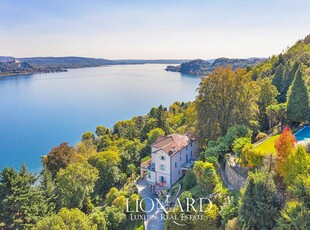 Esclusiva villa panoramica in vendita nella caratteristica località lacustre di Meina