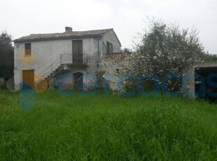 Rustico casale da ristrutturare in vendita a Mosciano Sant'Angelo