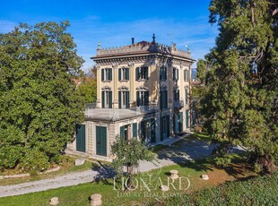 Splendida proprietà con sei ettari di parco in un esclusivo contesto collinare della provincia di Lecco