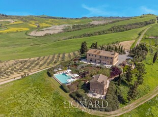 Tenuta agrituristica di lusso in vendita nel cuore delle colline toscane con tre cottage, piscina e uliveto