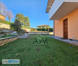 Villa a schiera arredata con terrazzo