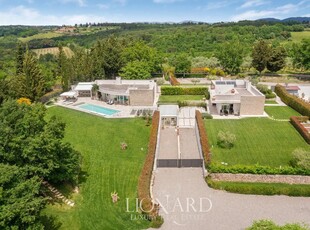 Villa moderna con area benessere, fitness e ampie terrazze panoramiche immersa nel verde in vendita tra Firenze e Siena