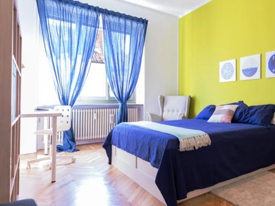 Stanza in affitto in appartamento con 9 camere da letto a Torino